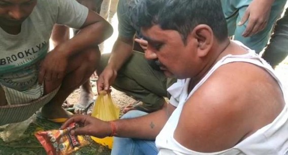 Charilam: Swindler caught red handed by villagers while trying to fool a woman in the name of cleaning Gold items Charilam: Swindler caught red handed by villagers while trying to fool a woman in the name of cleaning Gold items